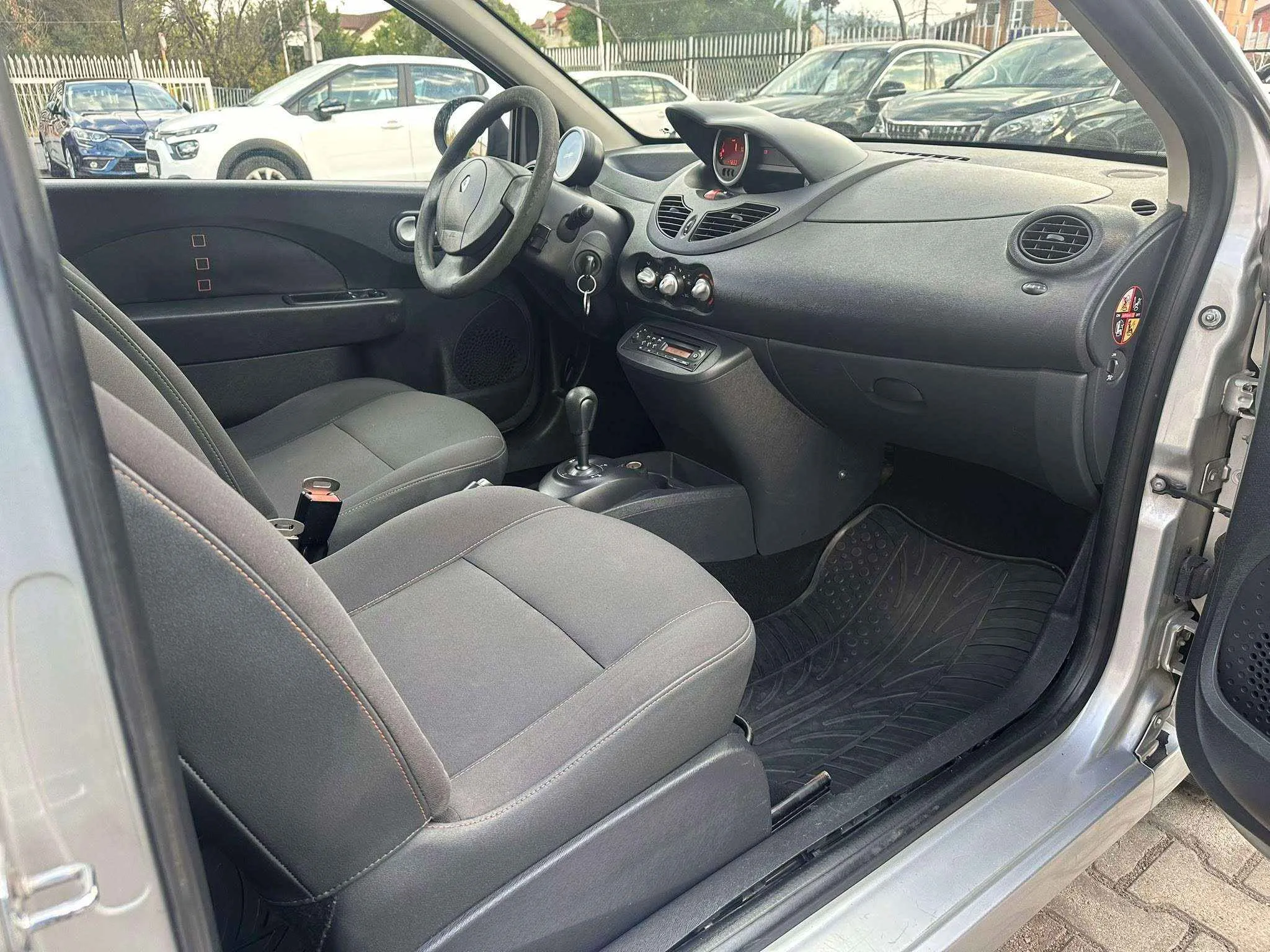 RENAULT TWINGO Avtomatik - 1.2 - 2010г.