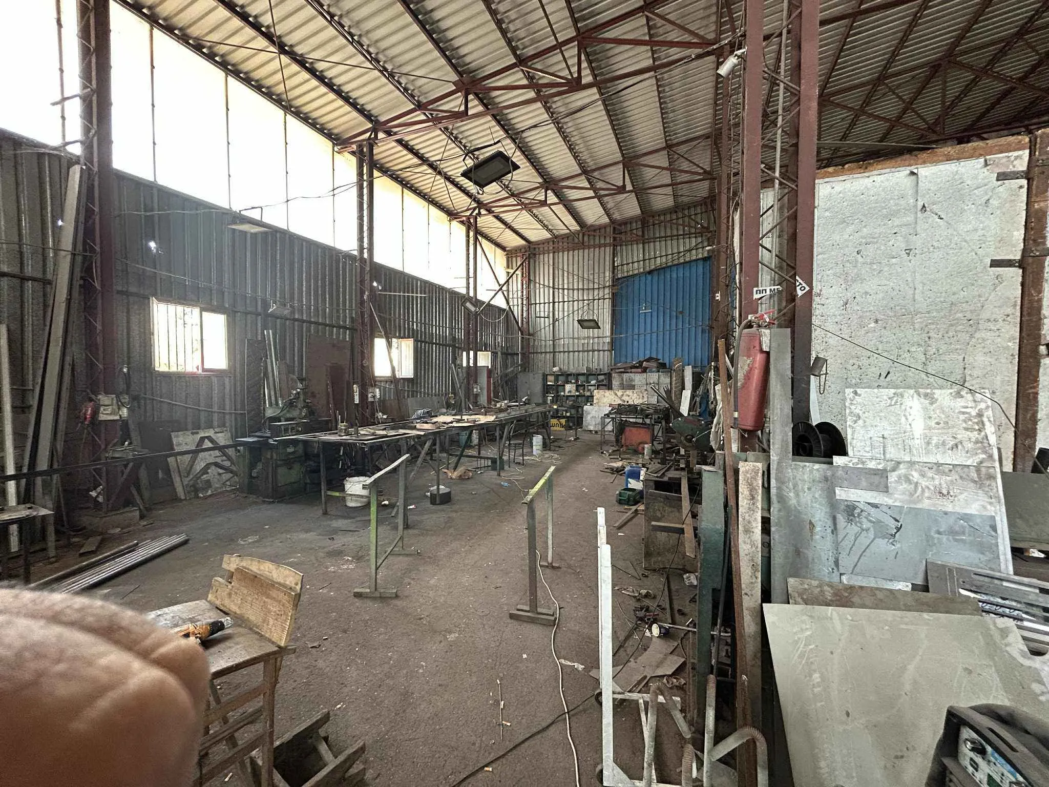 Деловен простор со хала