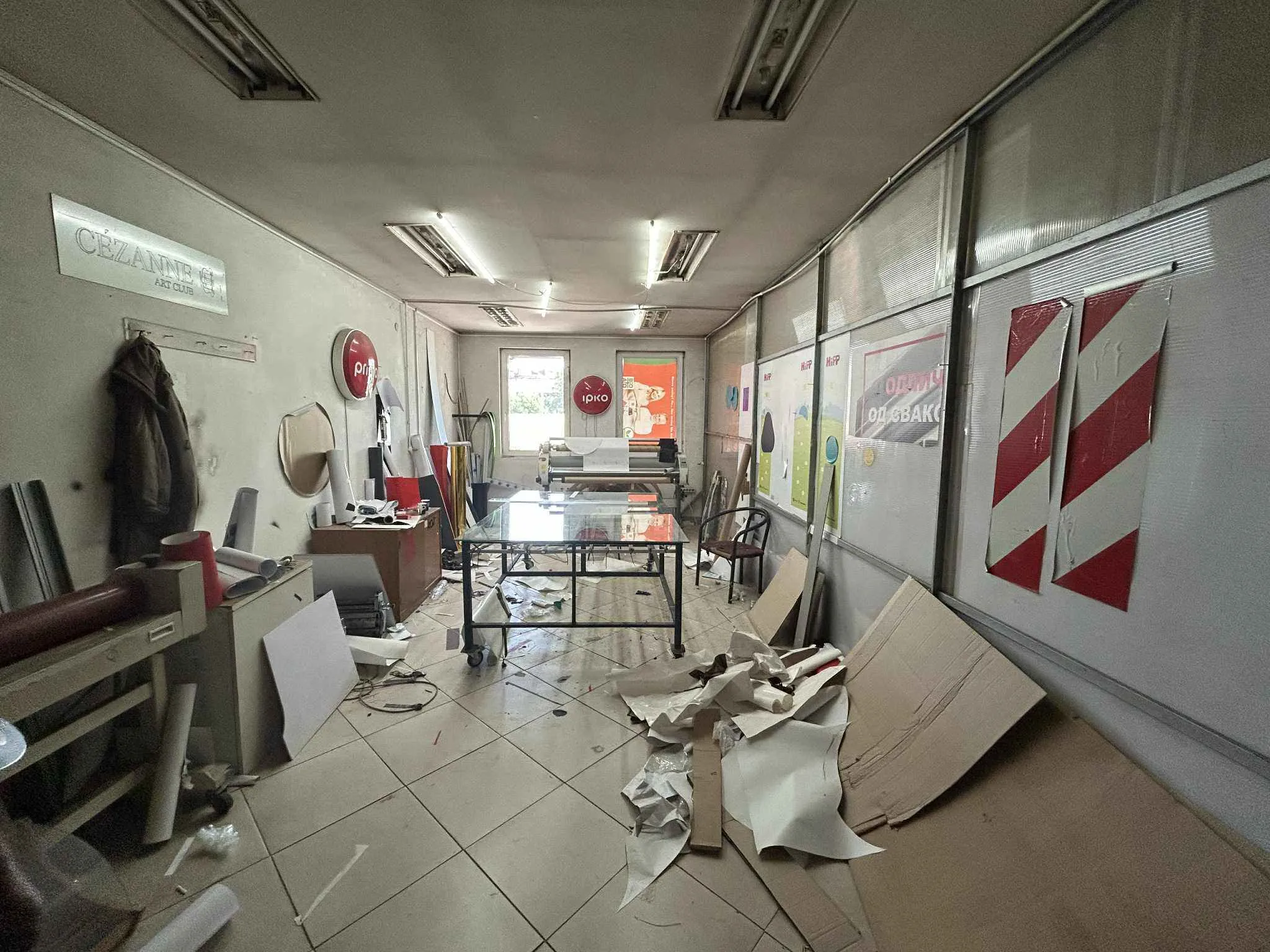 Деловен простор со хала