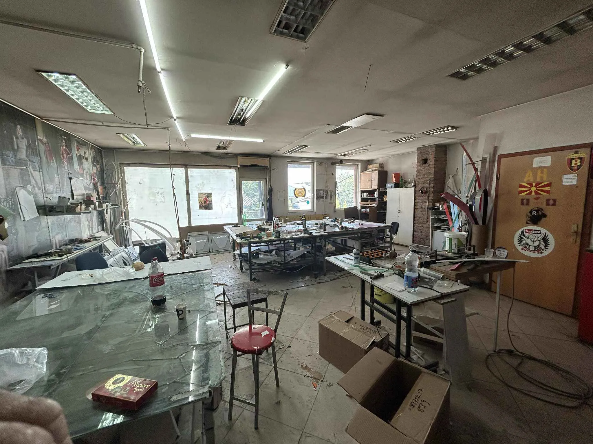 Деловен простор со хала