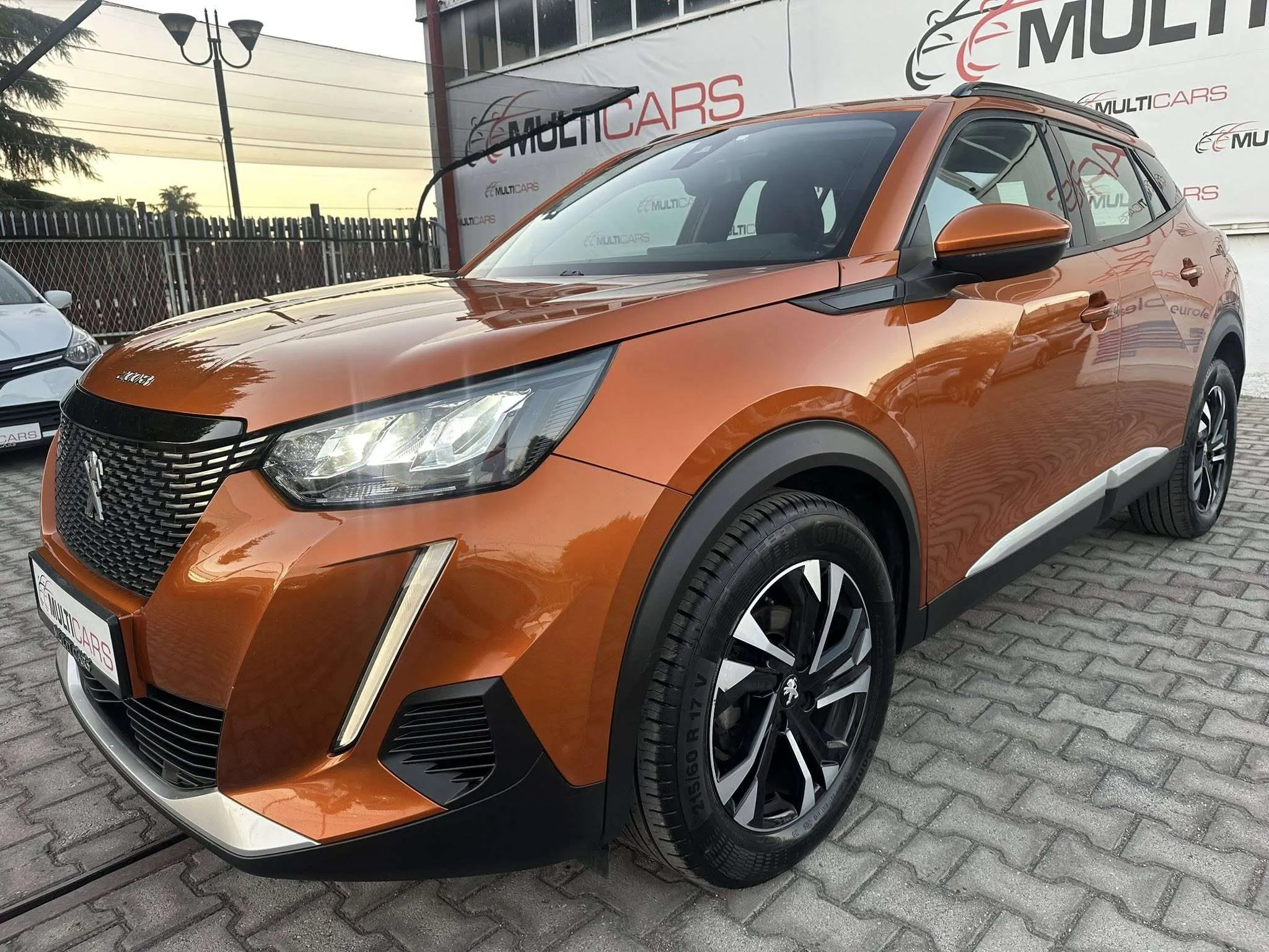 PEUGEOT 2008 Allure - 1.5 Blue-HDI - 2020г