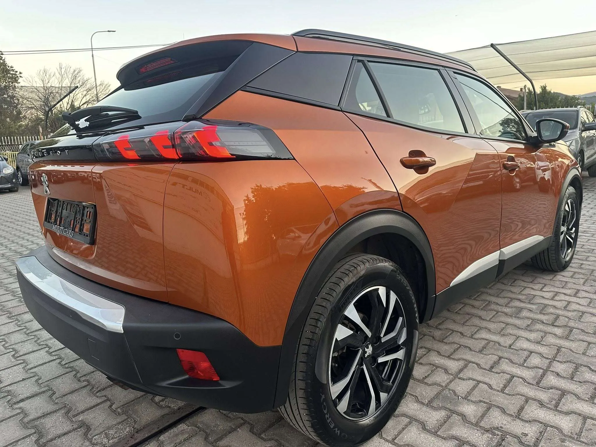 PEUGEOT 2008 Allure - 1.5 Blue-HDI - 2020г