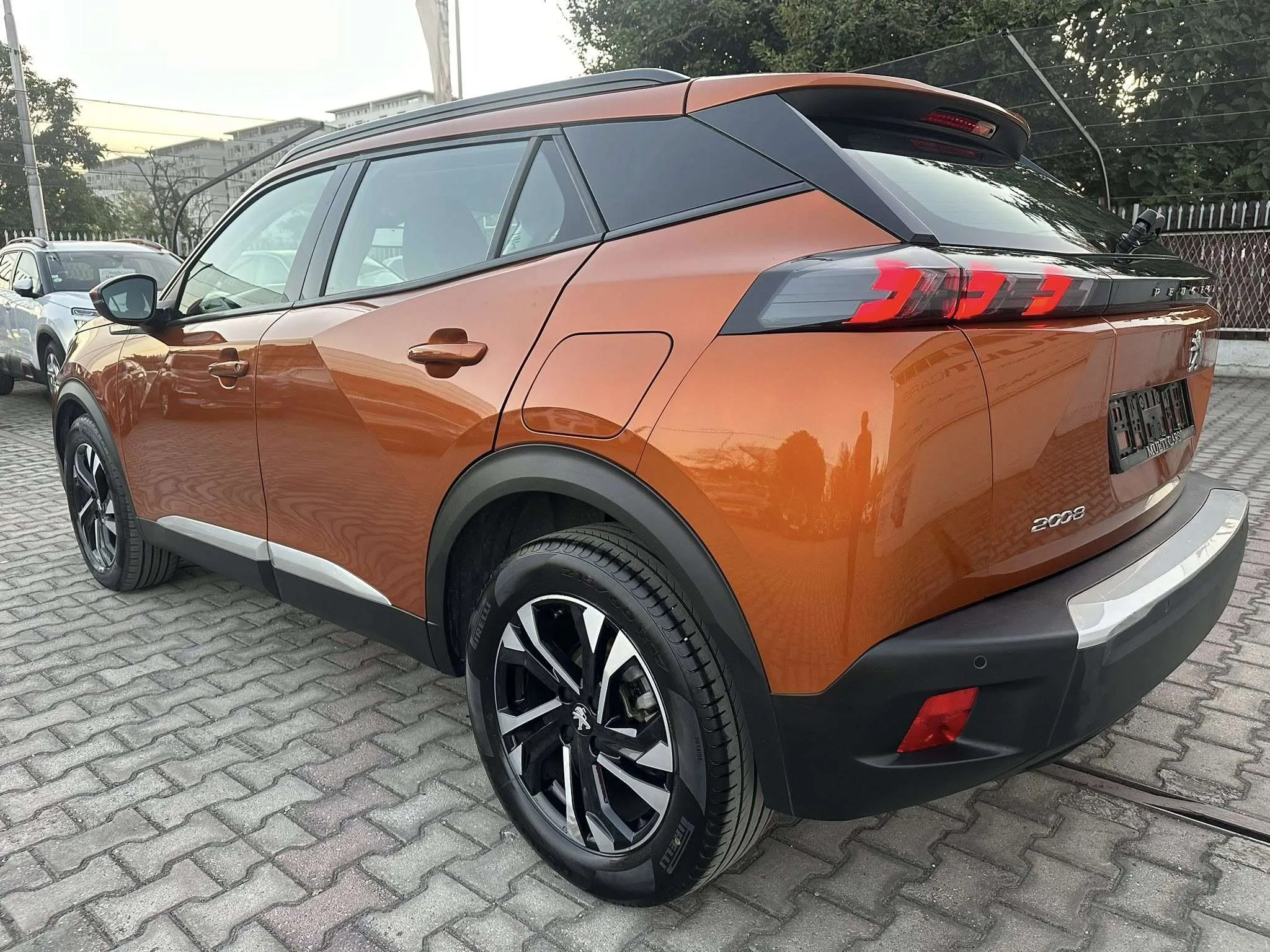 PEUGEOT 2008 Allure - 1.5 Blue-HDI - 2020г