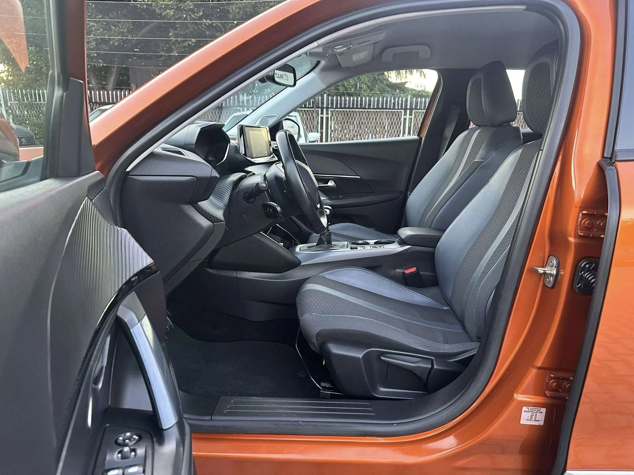 PEUGEOT 2008 Allure - 1.5 Blue-HDI - 2020г