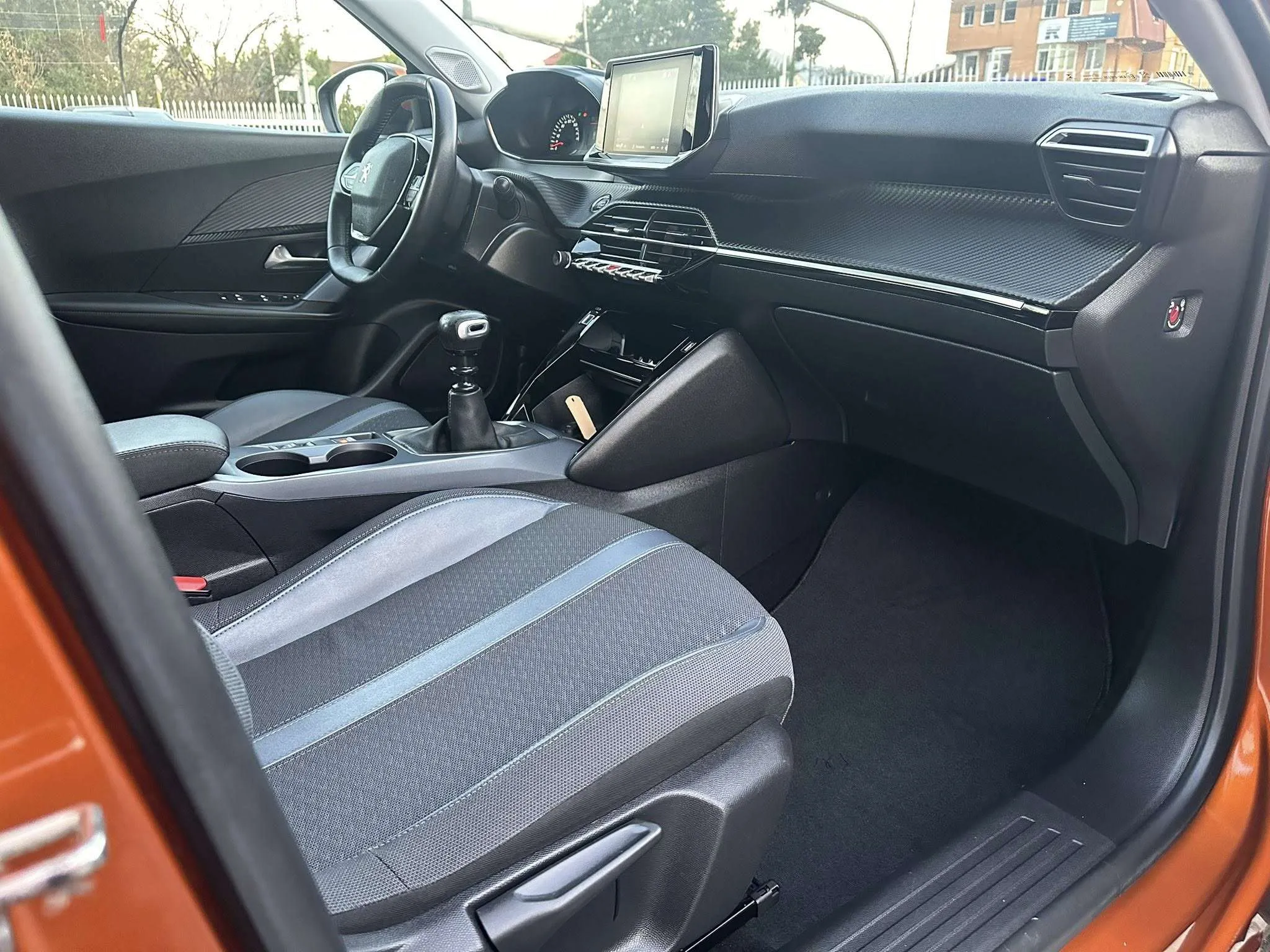 PEUGEOT 2008 Allure - 1.5 Blue-HDI - 2020г