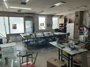 Деловен простор со хала