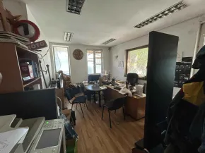 Деловен простор со хала